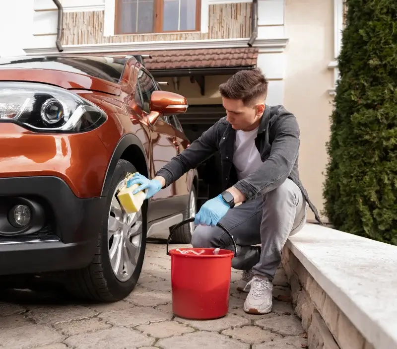 Lavage auto à domicile Les Ormes : professionnel intervenant sur un véhicule